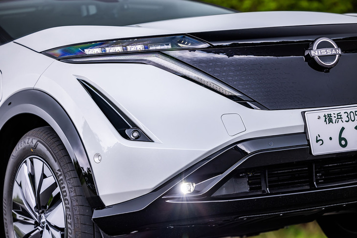 アリア全車に、先行車や対向車を避けて自動的にハイビームの照射範囲を切り替える「アダプティブLEDヘッドライトシステム」が標準で装備される。ウインカーはシーケンシャル式で、下部から上部へと流れるように点灯する。