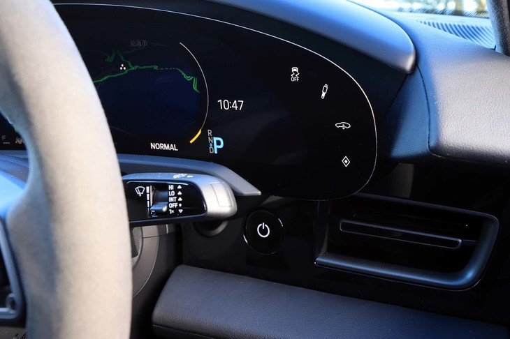 メーターパネルの右端ではサスペンションやトラクションコントロールの設定が可能。その下にあるスターターボタンは「START／STOP」表示ではなく、家電などと同じ電源アイコンが描かれている。