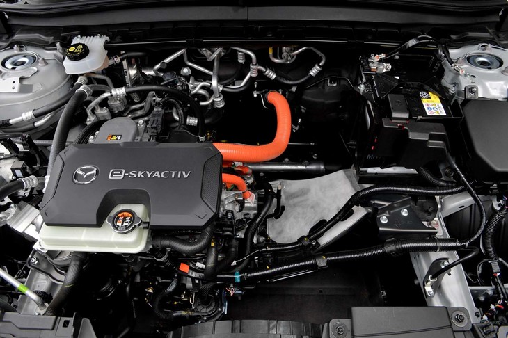 フロントのボンネット下には、進行方向右側（写真左側）に寄せられる形で駆動用モーターが搭載されている。大きな空きスペースは、後に追加予定のレンジエクステンダー用のものか。