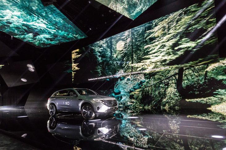 「メルセデス・ベンツEQC」発表会の様子。