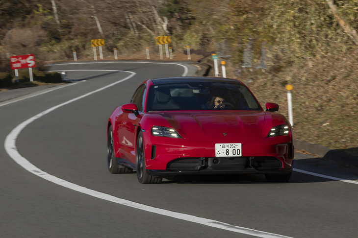 【ポルシェ・タイカンGTSのスペック】
	ボディーサイズ：全長×全幅×全高＝4965×1965×1380mm／ホイールベース：2900mm／車重：2330kg／駆動方式：4WD／モーター：永久磁石同期式電動モーター／フロントモーター最高出力：--PS（--kW）／フロントモーター最大トルク：--N・m（--kgf・m）／リアモーター最高出力：--PS（--kW）／リアモーター最大トルク：--N・m（--kgf・m）／システム最高出力：700PS（515kW）／システム最大トルク：790N・m（80.6kgf・m）／タイヤ：（前）265/35R21 101Y XL／（後）305/30R21 104Y XL（グッドイヤー・イーグルF1アシメトリック5）／一充電走行距離：628km（WLTPモード）／価格：1952万円
	
	【取材時の燃費データ】
	テスト距離：270.9km（市街地1：高速道路7：山岳路2）／消費電力量：--kWh／参考電力消費率：4.3km/kWh