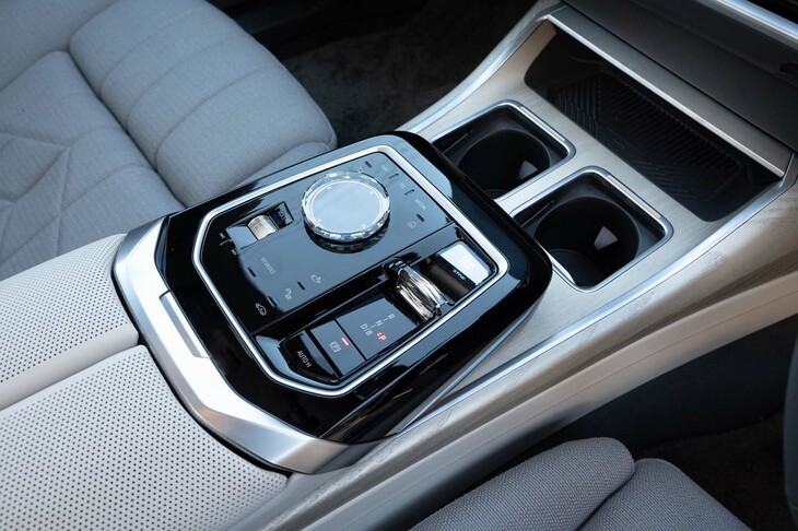 背丈を抑えたシフトセレクターを採用しているため、センターコンソールはフラットだ。