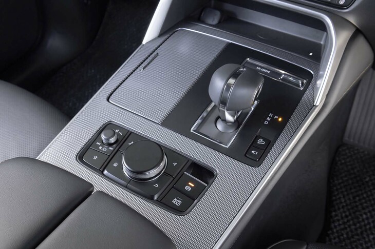 ドアと同じ籠目調のパネルがセンターコンソールにも大胆に使われる。