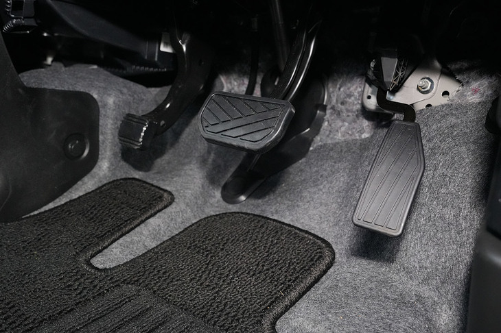 ペダルの配置はご覧のとおり。パーキングブレーキは足踏み式。