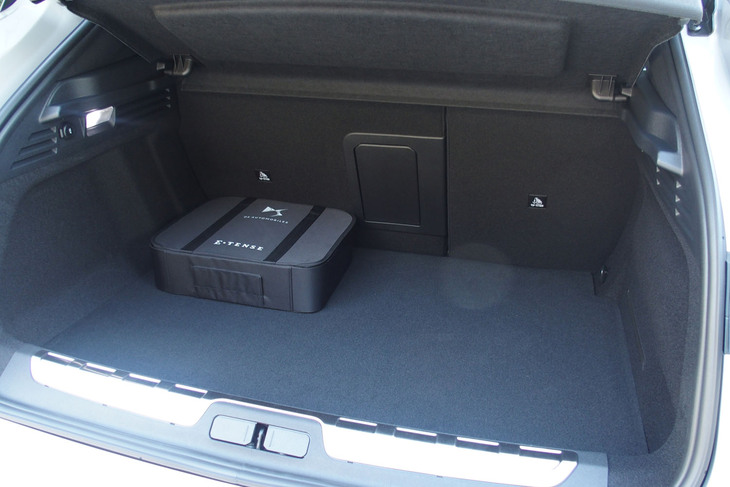 DS 4リヴォリE-TENSE（荷室）