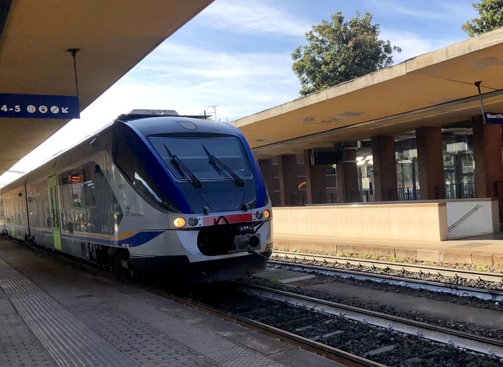【写真17】シエナ駅にたたずむ「ミヌエット」。