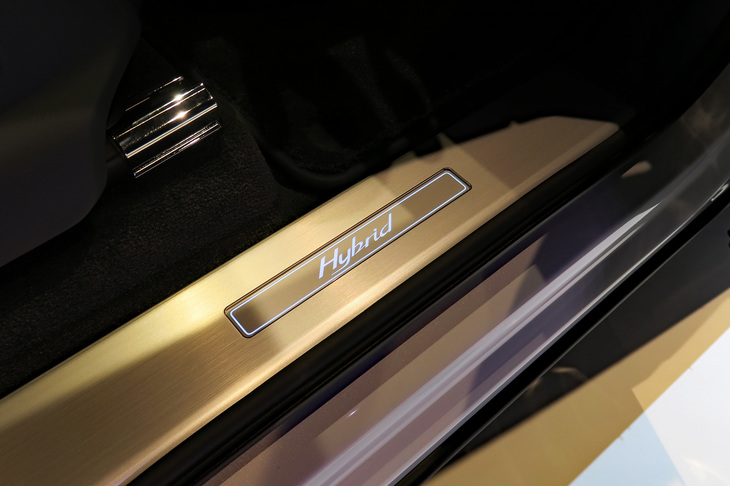 ベントレー・ベンテイガ ハイブリッド（サイドシルプレート）