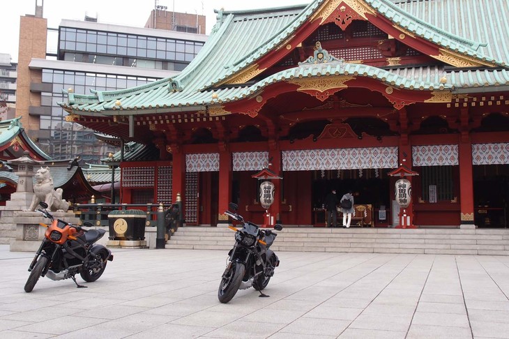 神田明神の境内に並べられた「ハーレーダビッドソン・ライブワイヤー」。