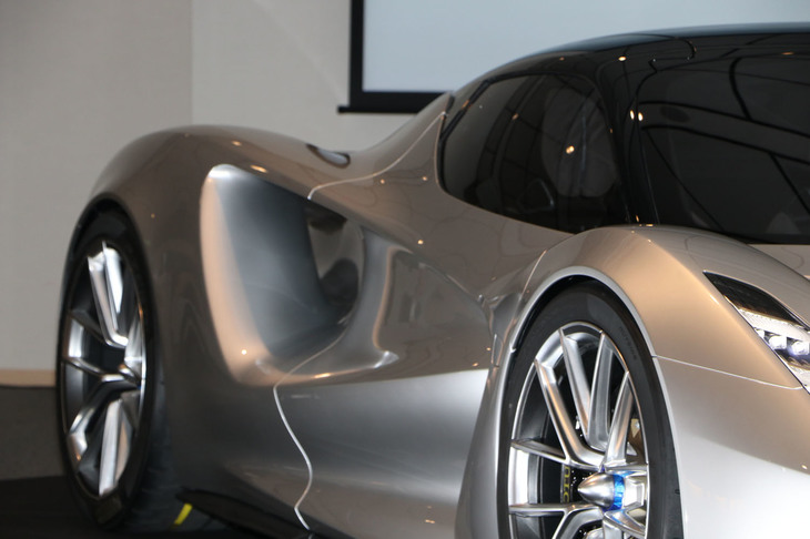 ボディーサイドのベンチュリ―トンネル。