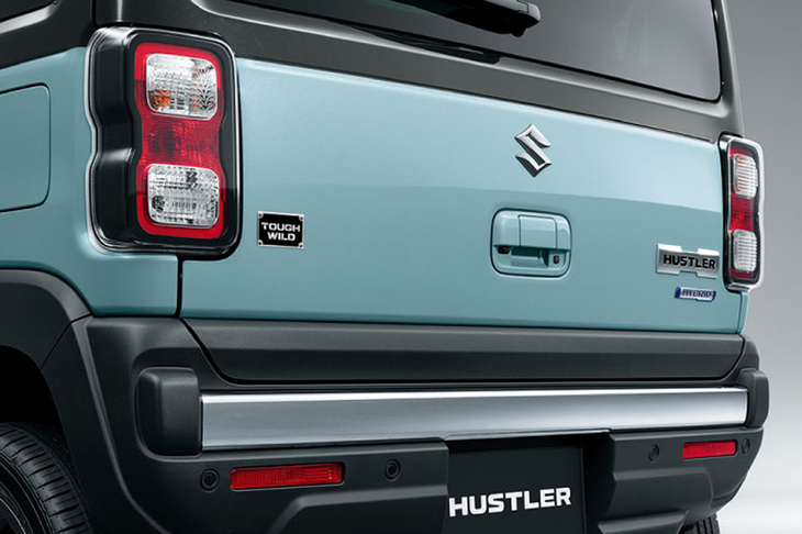 メッキのバンパーガーニッシュは「ハスラー タフワイルド」の専用アイテム。いっぽう標準仕様車のリアコンビランプエクステンションがメッキパーツなのに対して、タフワイルドでは同パーツがブラックになっている。このあたりのさじ加減が絶妙だ。