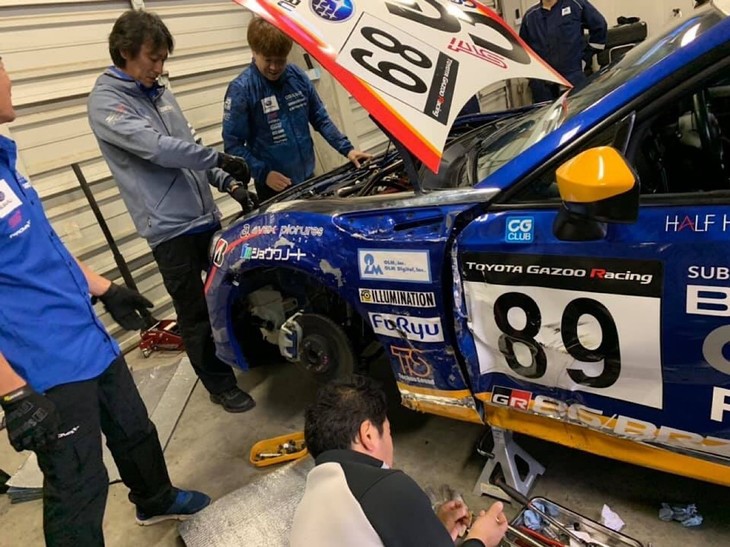 ヒート2を走行するためには、レース前の出走前点検実施時間内までに走れる状態にし、事務局から走行に支障がないという承認をもらわなければなりません。限られた時間の中で、メカニックの皆さんが朝早くからリペア作業をしてくれたおかげで、なんとかヒート2を走ることができる状態にまで仕上がりました！ メカニックさんとディーラーメカニックさん、リペア作業に必要な書類を集めに走り回ってくれたマネージャーさん、そしてチームにはとても感謝しています。