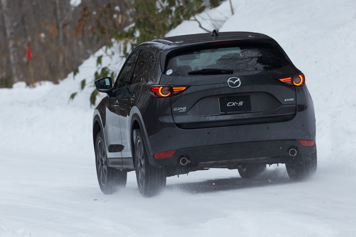 JC08モード計測による新型「CX-5」のカタログ燃費は、2リッターガソリン車が16.0km/リッター、2.5リッターガソリン車が14.6～14.8km/リッター、2.2リッターディーゼル車が17.2～18.0km/リッター。従来モデルよりやや低下している。