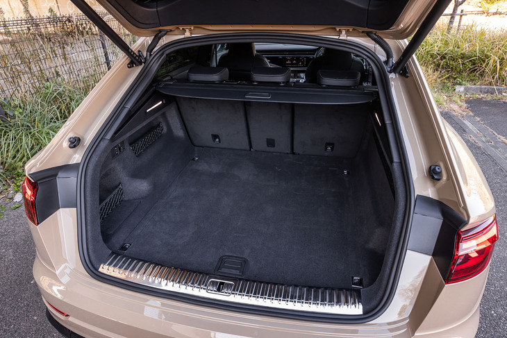 後席使用時の荷室容量は605リッター。ラゲッジコンパートメントにあるボタンで「アダプティブエアサスペンション」を作動させ、後部の車高を下げて荷物の出し入れを容易にすることができる。