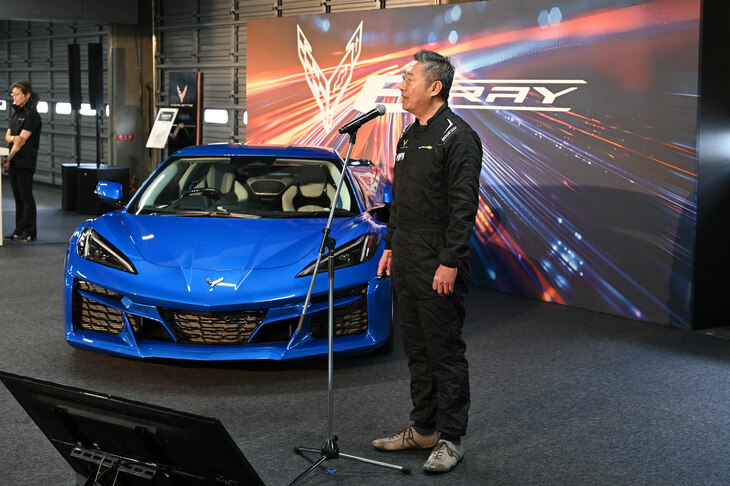 「コルベットE-Ray」は2024年6月1日開催の「CHEVROLET FUN DAY 2024」で日本初公開された。写真はコルベットE-Rayと、ゼネラルモーターズ・ジャパンの若松 格社長。