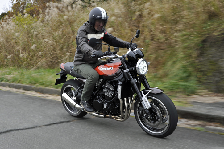 カワサキのネイキッドバイク新型「Z900RS」に試乗する筆者。Z900RSのご先祖にあたる「Z1」のオーナーでもある。