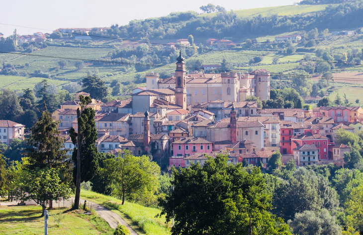 ベースとなったコスティリオーネ・ダスティの旧市街。アスティワインの産地として知られる。