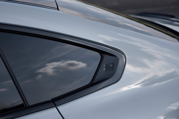 BMWが「ホフマイスターキンク」と呼ぶリアピラー部分に「2」の数字が入っている。