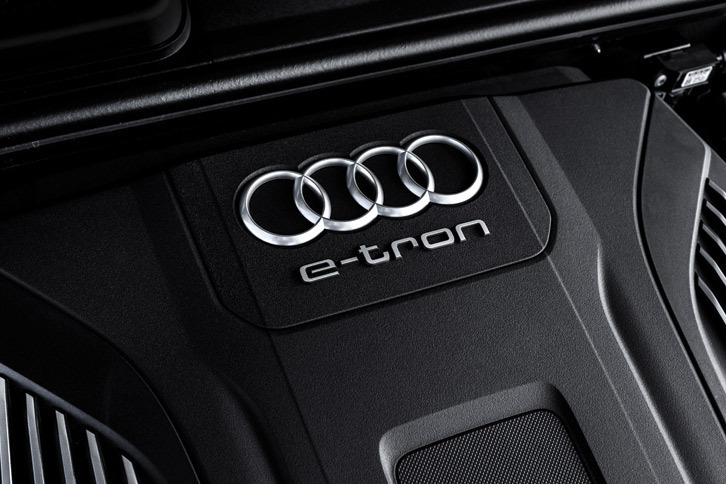 「e-tron 3.0 TDIクワトロ」のエンジンカバーに施された、アウディのエンブレムと「e-tron」のロゴ。