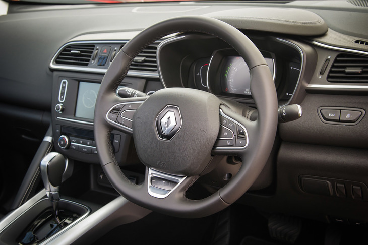 ナパレザーが用いられた本革巻きのステアリングホイール。スポークにはクルーズコントロールやハンズフリー通話機能、メーターパネルの表示設定などのボタンが配されている。