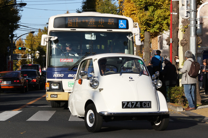 1961年「BMWイセッタ300」に路線バスが迫っ……ているわけではない。