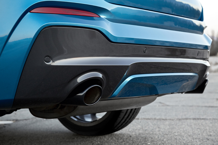 リアエンド。テールパイプは、左右1本ずつの2本出しとなる。