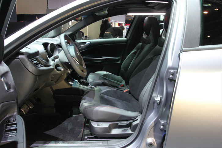 「アルファ・ロメオ・ジュリエッタ」のインテリア。