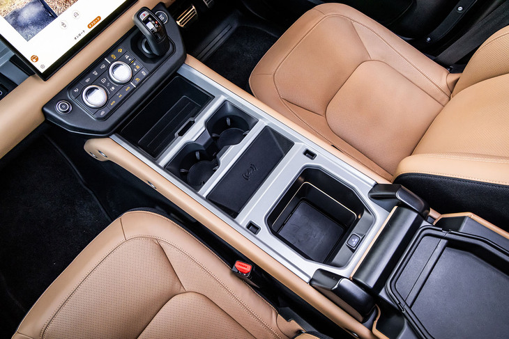 2025年モデルではセンターコンソールのデザインを変更。ワイヤレスデバイスチャージングが全車に標準で装備された。実用性と利便性の高さも「ディフェンダー」のセリングポイントである。