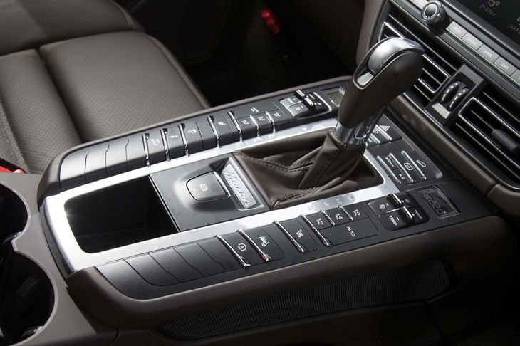 スイッチ類が整然と並んだセンターコンソール。空調に関するものは奥側に、走行性能に関わるものは手前側に配される。