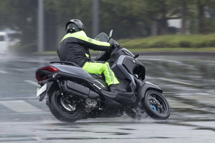 フロント2輪という特異なLMWテクノロジーの優位性は、ぬれた路面や砂混じりの道路などで実感できる。