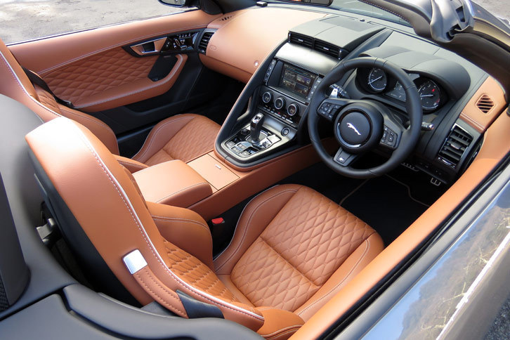 試乗車のインテリアは、「シエナタン」のレザー張りだった。