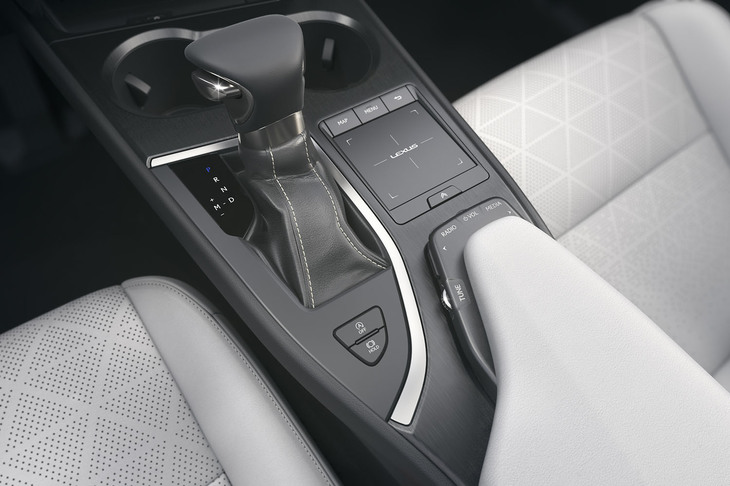 スイッチ類やカップホルダーなどは、小柄なドライバーでも使いやすい場所に配置した。こういった細かな気配りは、女性らしい視点といえるかもしれない。