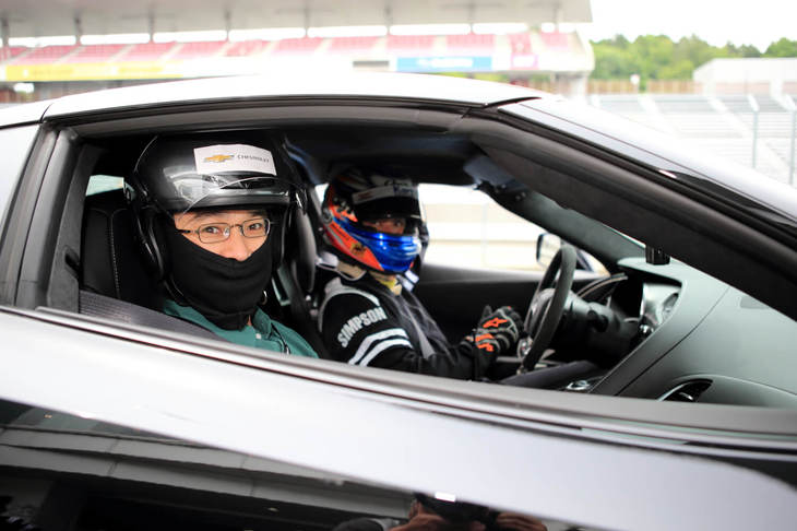 かつてはF1日本グランプリも行われた富士のレーシングコースを、その気になれば300km/hを超えるマシンで同乗走行するというのは、めったにない経験だろう。