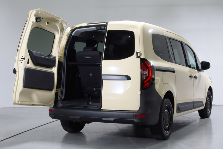 ライバルにはない「カングー」シリーズの特徴といえば、観音開きのダブルバックドア。狭い場所でも容易に荷室にアクセスできる。
