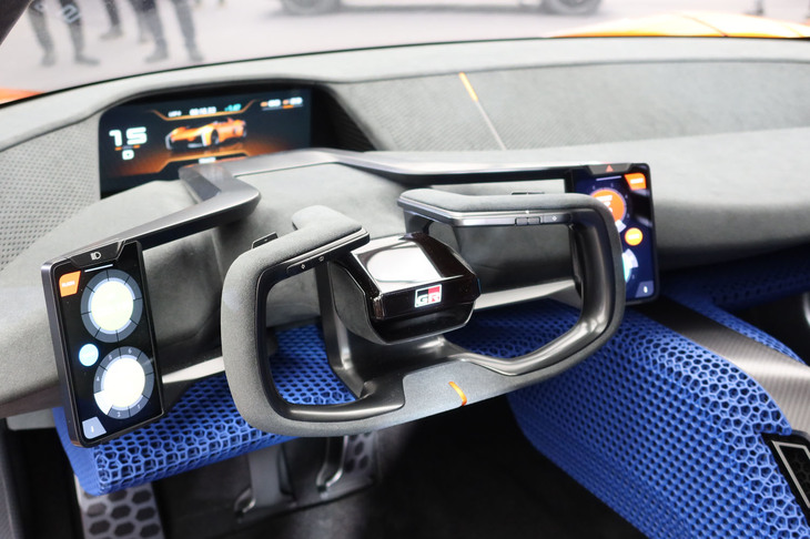「トヨタFT-Se」のステアリングホイールは、ほかのトヨタ／レクサスのコンセプトカーと同様に、操縦かんタイプのデザインとなっている。グリップのさらに外側にレイアウトされている、スマホのような液晶画面が目を引く。