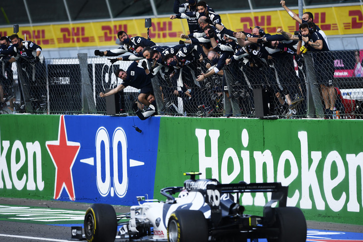 10番グリッドからのスタートとなったガスリー（写真）は、セーフティーカーと赤旗中断をうまく味方につけ、中断後のリスタートで3位から2位に躍進。先頭のルイス・ハミルトンがペナルティーを受けたことでトップに立つと、マクラーレンのカルロス・サインツJr.の追撃を振り切り、見事初優勝を飾った。今季トロロッソからアルファタウリに名を変えたチームにとっては、2008年のイタリアGP以来の通算2勝目となる。（Photo=Getty Images / Red Bull Content Pool）