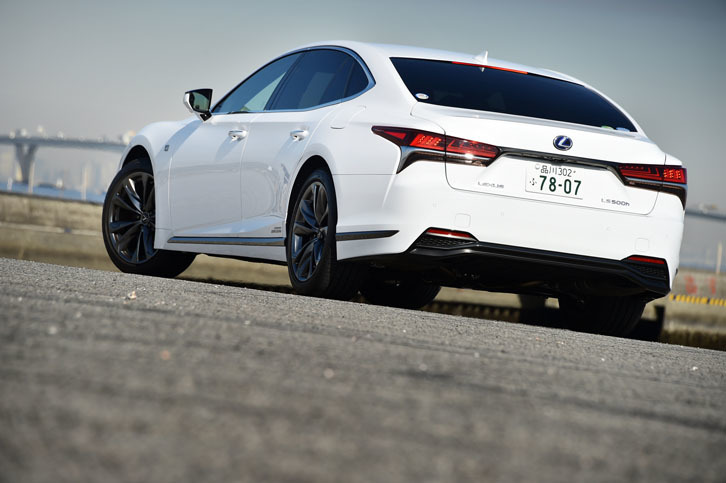 「レクサスLS500h“Fスポーツ”」には、専用色の「ホワイトノーヴァガラスフレーク」（写真）を含む、全9色のボディーカラーがラインナップされる。