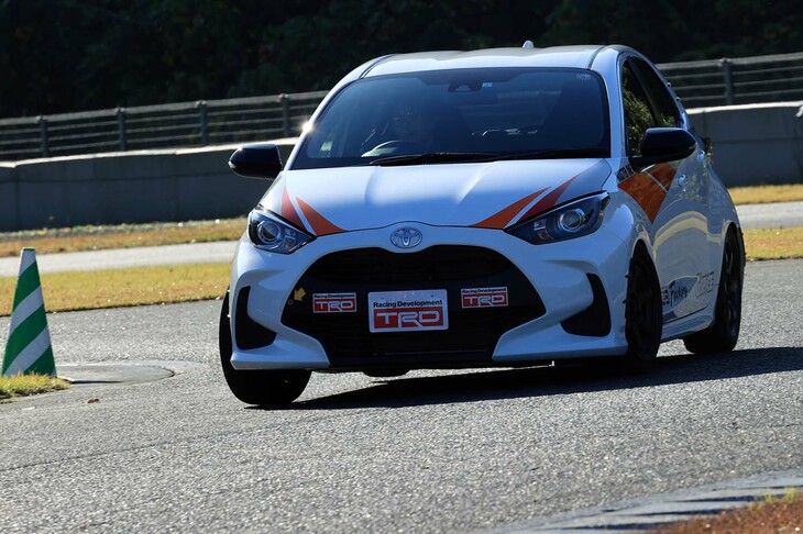 「ヤリス」の試乗車は、もともと全日本ジムカーナ選手権の競技車両だったものを、ストリート向けに再セッティングしたもの。ダンパーとブレーキパッドのみ、試乗会場であるモビリティリゾートもてぎの北ショートコースに合わせた設定としている。