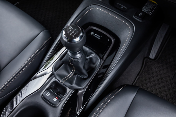 6段MTのシフトレバー。後退用のギアポジションは左上に独立しており、同ポジションに入れる場合はシフトノブ下のプルリングを引き上げながら操作する。