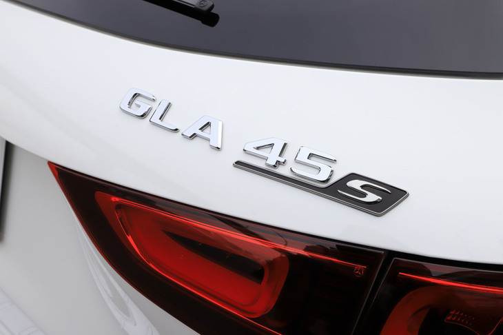 リアに装着された「GLA45 S」のバッジ。「GLA」のAMGモデルには「GLA35」と「GLA45 S」の2モデルがラインナップされる。