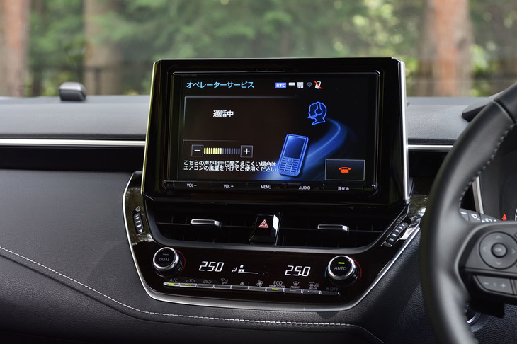 「カローラ スポーツ」は通信モジュールを標準装備。ドライブをサポートするさまざまな「コネクティッドサービス」が提供される。写真は、オペレーターと交信中のモニター画面。