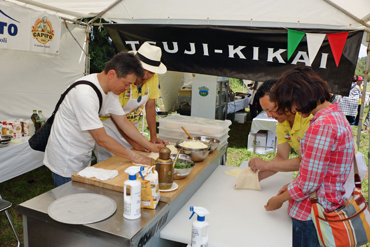 ピッツァづくり教室も開講。参加者は用意された生地を使い、ピッツァの成形やトッピングに挑戦。焼きたてが味わえるとあって大好評だった。
			 
