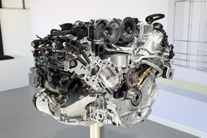 最高出力330psを発生する2.9リッターV6ツインターボエンジン。2つのタービンはVバンクの間に搭載される。