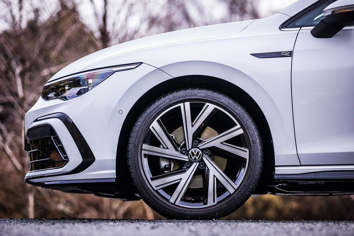 今回の試乗車両は、「Rライン」に6万6000円の有償オプションとして用意される「5ダブルスポーク」の18インチアルミホイールを装備。タイヤは225/40R18サイズの「ブリヂストン・トランザT005」を組み合わせていた。