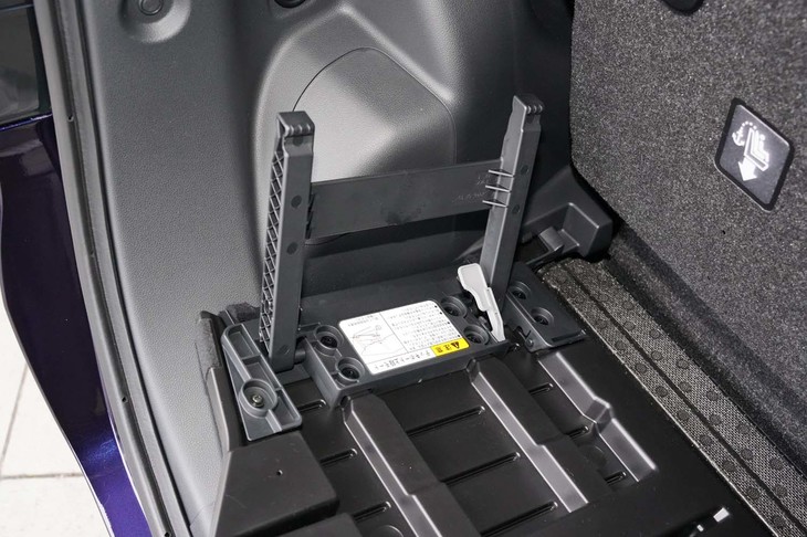 両端にレイアウトされた格納式のスタンド。