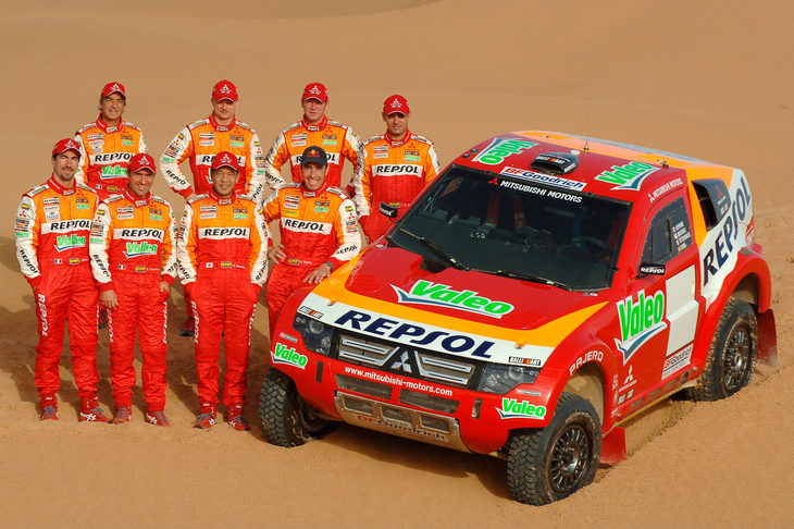 篠塚建次郎による1997年大会の優勝後、三菱は1998年大会も連覇。さらに2001～2007年には、増岡 浩の連覇を含む前人未到の7連覇を果たし、ダカールの歴史に一時代を築いた。