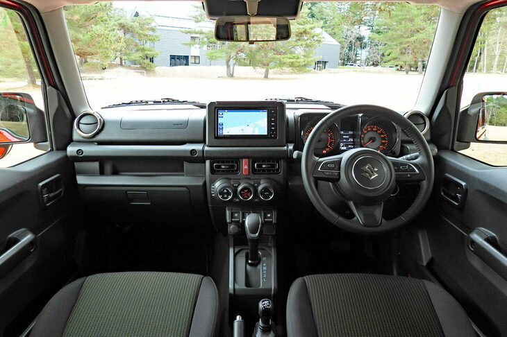 水平基調でデザインされた「ジムニー ノマド」の車内。写真はデビュー初期のものだが、2026年1月の仕様変更を経て運転支援システムの機能が強化されている。