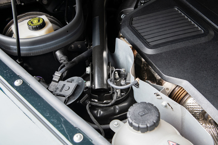 エンジンルームの高い位置にあるストラットタワー。左右のタワーの頭頂部をコの字型の太いタワーバーで結ぶことで、高い剛性を確保している。