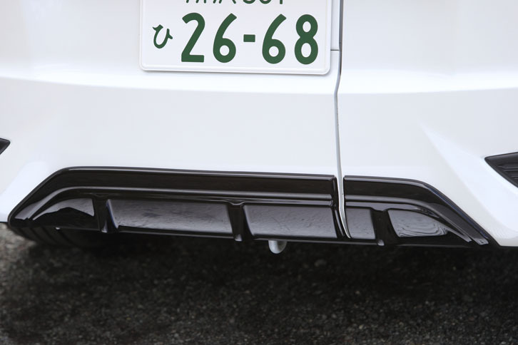 リアバンパーの下端には、ディフューザーが備わる。フロントバンパーの形状と相まって、車体下部の空気の流れを改善する。