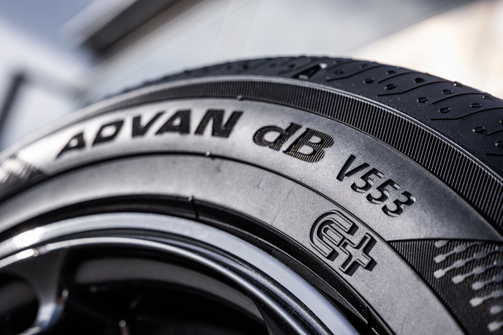 サイドウォールに横浜ゴムが展開する電動車対応商品であることを表す独自マーク「E＋」が刻まれる「アドバンdB V553」。国内タイヤラベリング制度における転がり抵抗性能は「AA」および「A」、ウエットグリップ性能は全サイズ最高グレードの「a」を獲得している。155/65R14～225/45R21までの全46サイズ展開で、価格はオープンプライス。