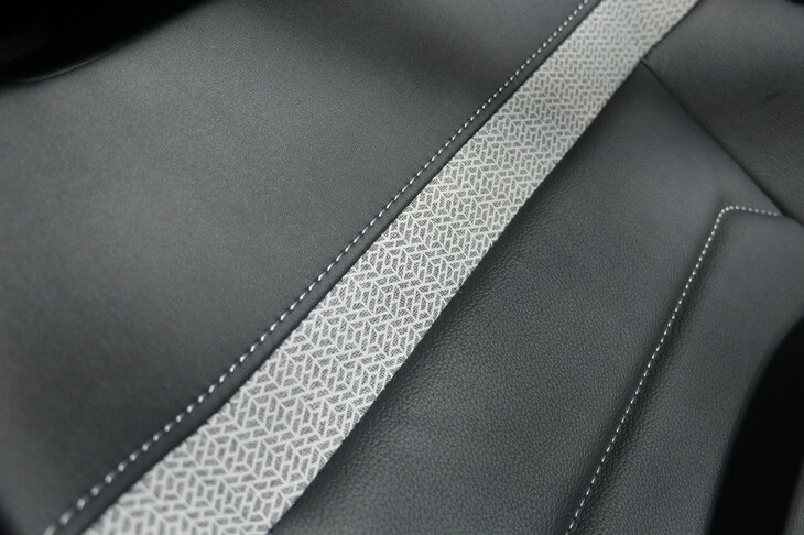 シトロエンE-C4エレクトリック（フロントシート装飾）